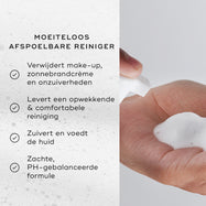 Een gedeeld beeld met een weergave van de schuimtextuur naast een lijst met voordelen, waaronder: verwijdert make-up, zonnebrandcrème en onzuiverheden, en zuivert en voedt de huid.