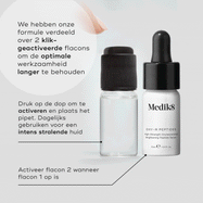 Een video die laat zien hoe Oxy-R Peptides geactiveerd wordt. Een vinger drukt op de zwarte dop van een doorzichtig flesje, waarna een oranjebruine vloeistof zich vermengt met de rest. Ernaast staat het uiteindelijke witte flesje met zwarte pipet. Tekst: "We verdelen onze formule over 2 klik-geactiveerde flesjes voor een optimale werking voor langere tijd."