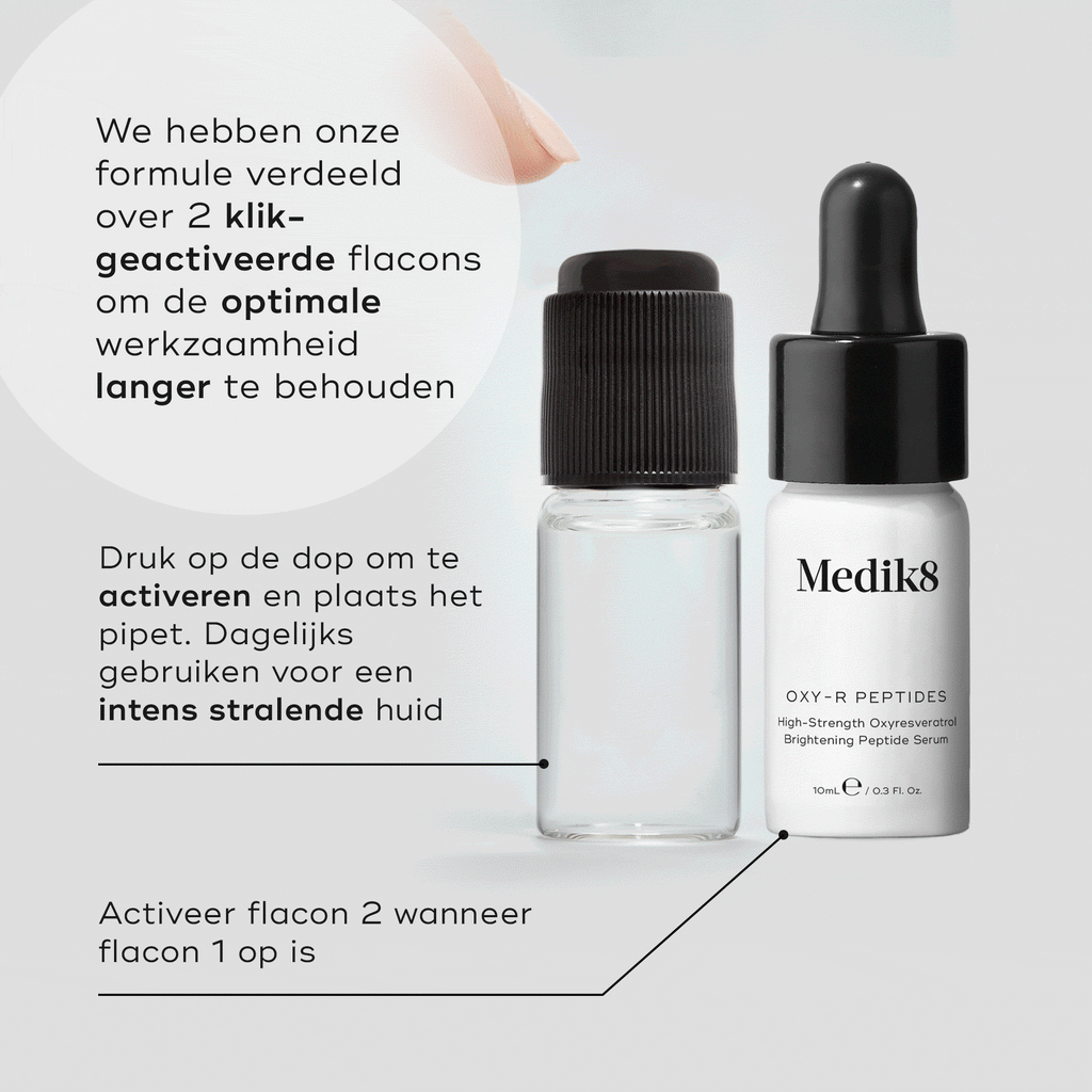 Een video die laat zien hoe Oxy-R Peptides geactiveerd wordt. Een vinger drukt op de zwarte dop van een doorzichtig flesje, waarna een oranjebruine vloeistof zich vermengt met de rest. Ernaast staat het uiteindelijke witte flesje met zwarte pipet. Tekst: "We verdelen onze formule over 2 klik-geactiveerde flesjes voor een optimale werking voor langere tijd."
