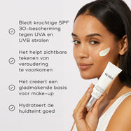 Een vrouw brengt Medik8 Advanced Day Total Protect aan op haar wang. Vier bulletpoints lichten de voordelen van het product uit: krachtige SPF 30 UVA- en UVB-bescherming, het helpen voorkomen van zichtbare tekenen van huidveroudering, het creëren van een gladde basis voor make-up en intensieve hydratatie.