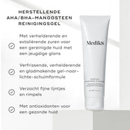 Een tube Medik8 Surface Radiance Cleanse op een heldere achtergrond met vinkjes als grafische details. De tekst benadrukt de voordelen van het product: verhelderende en exfoliërende zuren voor een jeugdige uitstraling, een verfrissende en gladstrijkende formule die transformeert van gel naar licht schuim, het verzachten van fijne lijntjes en rimpels, en de toevoeging van antioxidanten voor een gezond uitziende huid.
