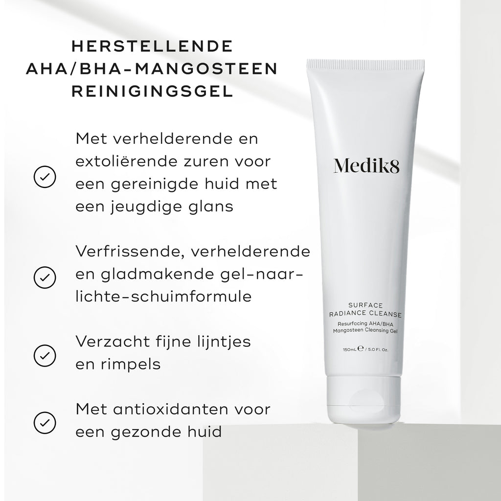 Een tube Medik8 Surface Radiance Cleanse op een heldere achtergrond met vinkjes als grafische details. De tekst benadrukt de voordelen van het product: verhelderende en exfoliërende zuren voor een jeugdige uitstraling, een verfrissende en gladstrijkende formule die transformeert van gel naar licht schuim, het verzachten van fijne lijntjes en rimpels, en de toevoeging van antioxidanten voor een gezond uitziende huid.