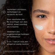 Het gezicht van een vrouw met een kleine hoeveelheid witte crème op haar wang. Vier opsommingstekens met vinkjes vermelden de voordelen: verheldert, revitaliseert en verzacht de huid zichtbaar; voor resultaten die 8x krachtiger zijn dan retinol* – zowel voor dag als nacht; verbetert een ongelijkmatige huidteint en textuur; en een 3-in-1 serum voor een vereenvoudigd regime.