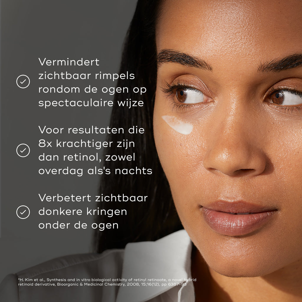 Het gezicht van een vrouw waarbij een kleine hoeveelheid oogserum onder één oog is aangebracht. Twee opsommingstekens met vinkjes vermelden de voordelen: vervaagt zichtbare rimpels rond de ogen drastisch en biedt resultaten die 8x krachtiger zijn dan retinol*.