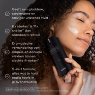 Een persoon met een veeg crème op de wang houdt een flacon Medik8 r-Retinoate Intense vast. De claims vermelden dat het product 8x krachtiger en 11x sneller is dan klassieke retinol, met een drastische vermindering van rimpels en donkere vlekken binnen 4 weken.