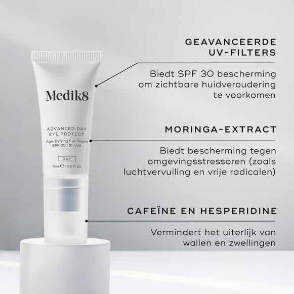 De tube Medik8 Advanced Day Eye Protect staat op een witte sokkel. De tekst benadrukt Advanced UV Filters voor SPF 30-bescherming, Moringa Extract om te beschermen tegen omgevingsstressoren, en cafeïne & hesperidine om donkere kringen en wallen te helpen verminderen.-hover-2