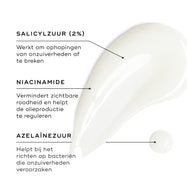Een swatch van Medik8 Blemish SOS wordt getoond op een witte ondergrond, met een kleine druppel ernaast. Tekstuele call-outs benadrukken de belangrijkste ingrediënten: salicylzuur (2%) dat helpt bij het afbreken van ophopingen die puistjes veroorzaken, niacinamide dat zichtbare roodheid vermindert en de talgproductie helpt reguleren, en azelaïnezuur dat zich richt op bacteriën die puistjes kunnen veroorzaken.