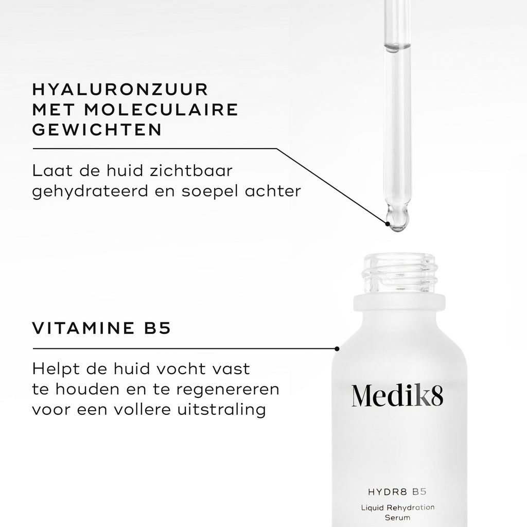 Een close-up van de fles Medik8 Hydr8 B5 serum en de pipet met heldere vloeistof. De tekst benadrukt de belangrijkste ingrediënten: MULTI-WEIGHT HYALURONIC ACID, die de huid zichtbaar gehydrateerd en soepel laat aanvoelen, en VITAMINE B5, dat de huid helpt vocht vast te houden en te herstellen voor een vollere uitstraling.