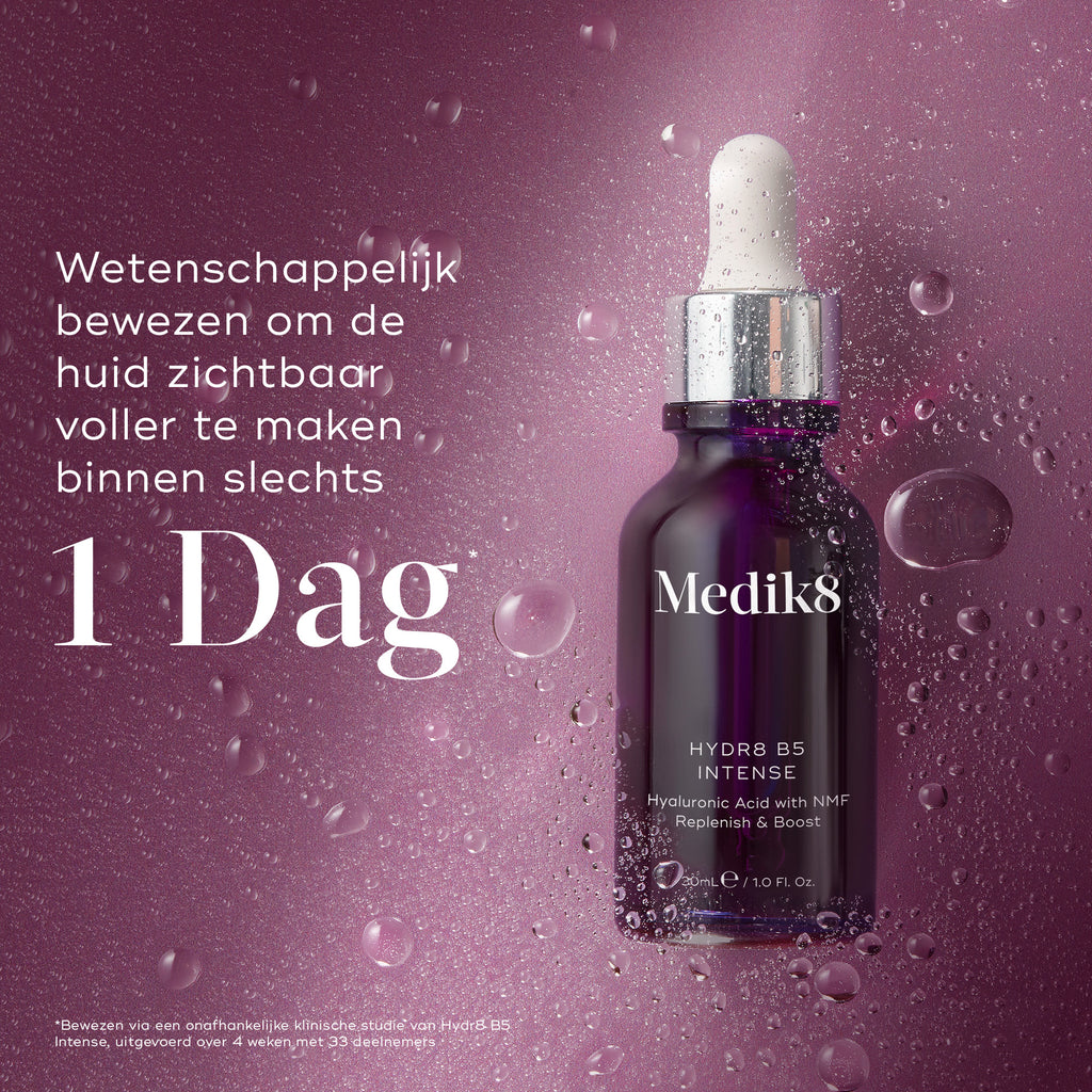 Een glazen pipetflacon van Medik8 Hydr8 B5 Intense gecentreerd tegen een glinsterende paarse achtergrond met doorschijnende waterdruppels. Dikgedrukte tekst vermeldt dat het product klinisch bewezen de huid zichtbaar voller maakt in slechts 1 dag.