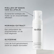 Een fles Medik8 Micellar Mousse op een wit blok. Verbindingslijnen linken de fles aan tekst over de ingrediënten: micellen met olijfolie om make-up af te breken, moringa-extract om onzuiverheden te verwijderen en glycerine voor hydratatie.