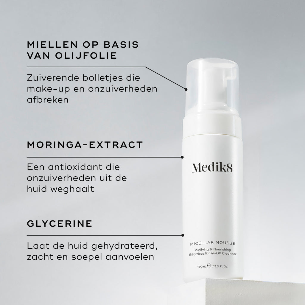 Een fles Medik8 Micellar Mousse op een wit blok. Verbindingslijnen linken de fles aan tekst over de ingrediënten: micellen met olijfolie om make-up af te breken, moringa-extract om onzuiverheden te verwijderen en glycerine voor hydratatie.