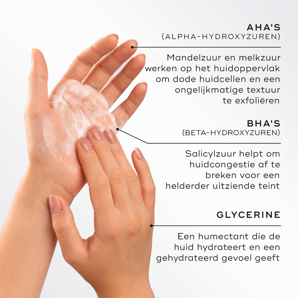 Close-up van handen die een licht schuim laten schuimen, waarbij de belangrijkste ingrediënten van Medik8 Surface Radiance Cleanse worden belicht. De tekst beschrijft AHA's (amandelzuur en melkzuur) voor exfoliatie van het oppervlak, BHA's (salicylzuur) om verstoppingen aan te pakken, en glycerine om te bevochtigen en te hydrateren.
