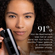 Een persoon houdt een flacon Medik8 r-Retinoate Intense vast. De tekst vermeldt dat 91% van de deelnemers vond dat hun huid er na slechts één gebruik onmiddellijk gladder uitzag.