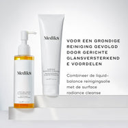 De fles Medik8 Lipid-Balance Cleansing Oil staat naast een tube Surface Radiance Cleanse. De tekst adviseert om de twee te combineren voor een grondige reiniging, gevolgd door gerichte voordelen voor een stralende huid.