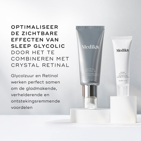 Medik8 Crystal Retinal 6 en Sleep Glycolic staan op witte ronde platformen tegen een witte achtergrond. De tekst adviseert om de effecten te optimaliseren door ze samen te gebruiken, omdat glycolzuur en retinal elkaars gladstrijkende, verhelderende en decongestieve werking versterken.-hover-2