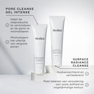 Tubes van Medik8 Pore Cleanse Gel Intense en Surface Radiance Cleanse samen gepresenteerd op witte blokken. De tekst bij Pore Cleanse Gel Intense vermeldt dat het helpt overtollig vet te verminderen, glimmen te minimaliseren en de zichtbaarheid van grove poriën te verkleinen. De tekst bij Surface Radiance Cleanse benadrukt het gladstrijken en verhelderen van de huid en het aanpakken van tekenen van veroudering, zoals een doffe teint en een ongelijkmatige huidtextuur.