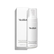Een pompflacon van Medik8 Micellar Mousse naast de bijbehorende witte verpakking op een witte achtergrond. De tekst beschrijft het product als een zuiverende en voedende reiniger die gemakkelijk afspoelbaar is.