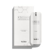 Een witte pompflacon van r-Retinoate Day & Night Eye Serum staat naast de bijbehorende witte kartonnen verpakking.