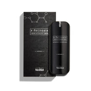 Een flacon Medik8 r-Retinoate Intense Youth Activating Cream staat naast de zwarte omverpakking, die is voorzien van witte zeshoekige graphics van chemische structuren en een golvend patroon met textuur.