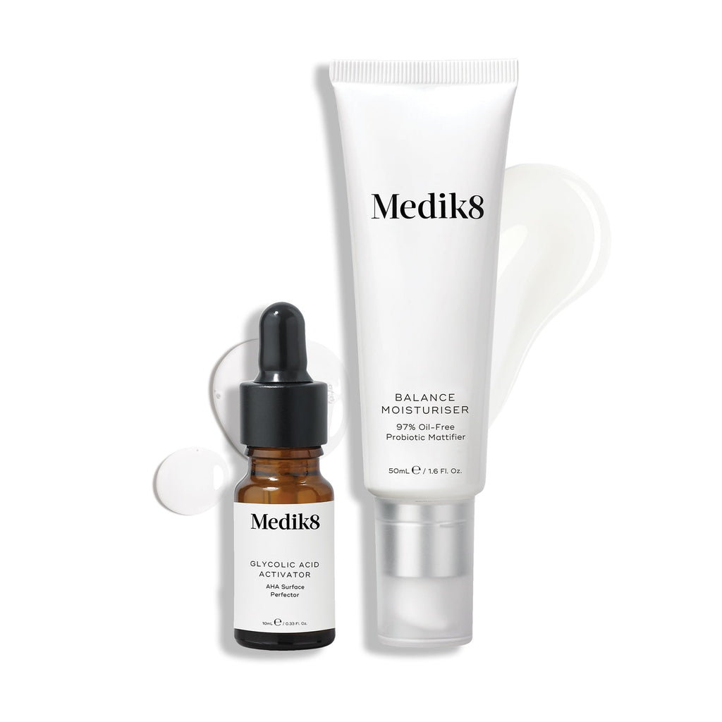 De Medik8 Balance Moisturiser en Glycolic Acid Activator worden samen getoond met een swatch van de producttextuur ernaast.