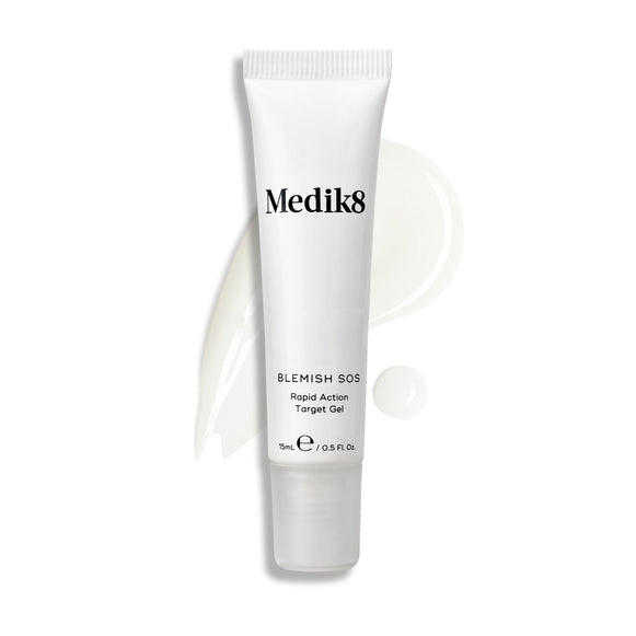 Een tube Medik8 Blemish SOS staat rechtop, met daarnaast een golvende swatch van lichte gel en een druppel ernaast.-20