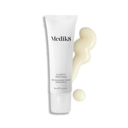 Een tube Medik8 Clarity Peptides ligt op een witte achtergrond naast een veeg melkwit serum. De tekst benadrukt de formule: een met 10% Niacinamide verrijkt Peptide Serum.