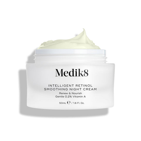 Een afbeelding van de Intelligent Retinol Smoothing Night Cream-pot, open en met zichtbare crème, op een witte achtergrond.-20