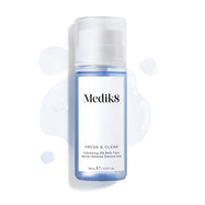 De Medik8 Press & Clear-fles (150 ml) wordt weergegeven op een witte achtergrond met blauwe tonic-splashes eromheen. Tekst benadrukt de exfoliërende 2% BHA tonic-formule.