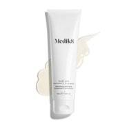 Een tube Medik8 Surface Radiance Cleanse getoond op een strakke witte achtergrond met een grote, transparante veeg van de geltextuur. De tekst identificeert het product als een 'Resurfacing AHA/BHA Mangosteen Cleansing Gel' in een formaat van 150 ml.