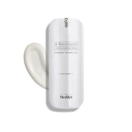 Een slanke witte pompflacon van r-Retinoate Day & Night staat rechtop, met daarnaast een sierlijke krul witte crème.
