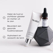 De Medik8 Balance Moisturiser en Glycolic Acid Activator zijn geplaatst op een geometrisch grijs object.
Drie bulletpoints met vinkjes lichten de voordelen uit: het ondersteunt een zichtbaar verfijnde en gematteerde huid, helpt een gezond huidmicrobioom te bevorderen en hydrateert en verzacht de teint.