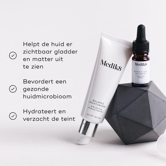 De Medik8 Balance Moisturiser en Glycolic Acid Activator zijn geplaatst op een geometrisch grijs object.
Drie bulletpoints met vinkjes lichten de voordelen uit: het ondersteunt een zichtbaar verfijnde en gematteerde huid, helpt een gezond huidmicrobioom te bevorderen en hydrateert en verzacht de teint.-hover-3