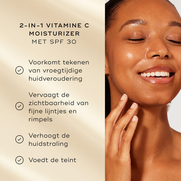 Een model met een stralende huid glimlacht naast een lijst met productvoordelen op een zachte gouden achtergrond. De tekst benadrukt de 2-in-1 vitamine C moisturizer met SPF 30 van Medik8:

Voorkomt tekenen van vroegtijdige huidveroudering

Verbetert de huidstraling

Hydrateert de teint

100% geeft aan dat hun huid zich de hele dag beschermd voelt-hover-3