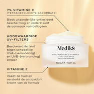Een open glazen pot Medik8 Daily Radiance Vitamin C wordt getoond tegen een warme gouden achtergrond met call-outs van de ingrediënten.

De tekst benadrukt 7% vitamine C (tetrahexyldecyl ascorbate) voor antioxidante bescherming en ondersteuning van collageen, premium UV-filters voor UVA- en UVB-bescherming, en vitamine E om de huid te voeden en de antioxidante werking te versterken.
