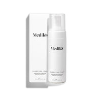 Een pompflacon Medik8 Clarifying Foam staat naast de bijbehorende witte omverpakking op een strakke witte achtergrond. De tekst op zowel de flacon als de doos identificeert het product als een Refreshing AHA/BHA Blemish Cleanser met een inhoud van 150 ml.