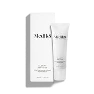 Een tube Medik8 Clarity Peptides staat naast de witte kartonnen omverpakking op een witte achtergrond. De tekst identificeert het product als een 10% Niacinamide-Infused Peptide Serum in een formaat van 30 ml.