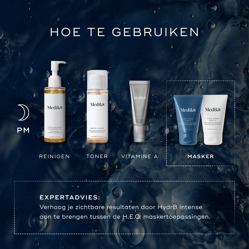 Een HOW TO LAYER-schema toont een PM-skincare routine. Het omvat Cleanse (Medik8 Lipid-Balance Cleansing Oil), Tone (Medik8 Press & Glow), Vitamin A (Medik8 Crystal Retinal) en Mask (Medik8 H.E.O. Mask Stap 1 en Stap 2). Expertadvies suggereert om Hydr8 B5 Intense tussen de H.E.O. Mask-toepassingen aan te brengen om de zichtbare resultaten te versterken.