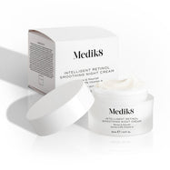 Een afbeelding van de Intelligent Retinol Smoothing Night Cream-pot, open en met zichtbare crème, op een witte achtergrond.