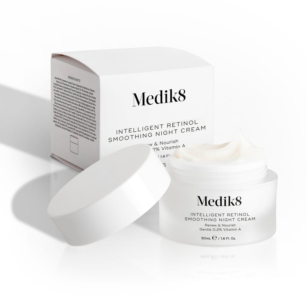 Een afbeelding van de Intelligent Retinol Smoothing Night Cream-pot, open en met zichtbare crème, op een witte achtergrond.
