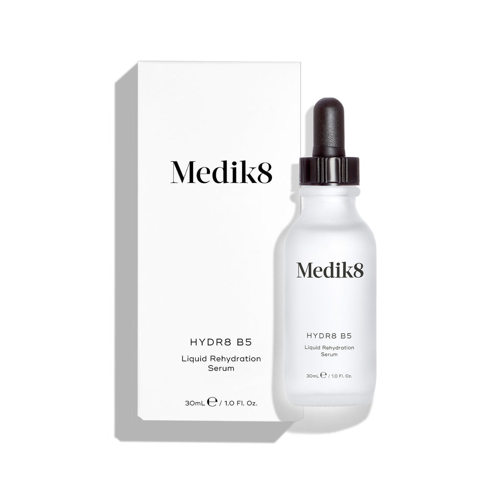 Die Serumflasche Medik8 Hydr8 B5 steht vor ihrer passenden weißen Produktverpackung auf einem sauberen weißen Hintergrund. Der Text auf beiden beschreibt das Produkt als 30 mL „Liquid Rehydration Serum“.