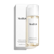 De Medik8 Press & Glow tonicfles staat voor de bijpassende witte productverpakking tegen een strakke witte achtergrond. Tekst op beide vermeldt dat het product een 200 ml Daily Exfoliating PHA Tonic met Enzyme Activator is.