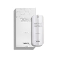 Een slanke witte pompflacon van r-Retinoate Day & Night staat naast de bijbehorende witte kartonnen verpakking.
