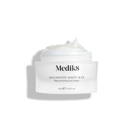 De pot met Medik8 Advanced Night Eye Cream staat tegen een witte achtergrond, met het deksel verwijderd. De rijke witte crème is zichtbaar in de pot en benadrukt de romige textuur.