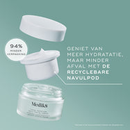 Een exploded view van de verpakking van Medik8 Total Moisture Daily Facial Cream tegen een teal achtergrond. Onderaan staat de lege, matglazen pot, daarboven zweeft een recyclebare navulpod met witte crème, en bovenaan zweeft de witte deksel. Tekst benadrukt: “GENIET VAN MEER HYDRATATIE MET MINDER AFVAL MET DE RECYCLEBARE NAVULPOD,” en een ronde badge vermeldt: “94% MINDER VERPAKKING.”
