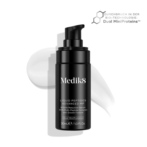 Abgebildet ist eine schwarze Flasche Liquid Peptides Advanced MP Serum mit Pumpspender, dahinter ein Wirbel aus weißem Serum.-1
