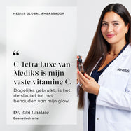 Dr. Bibi Ghalaie, cosmetisch arts, glimlacht terwijl ze een witte Medik8-laboratoriumjas draagt en een bruin flesje C-Tetra Luxe vasthoudt. Een citaat naast haar luidt: "Medik8’s C-Tetra Luxe is mijn favoriete vitamine C. Bij dagelijks gebruik is het de sleutel tot het behouden van mijn glow."
