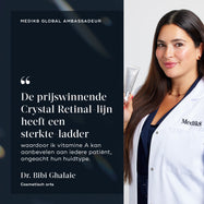 Dr. Bibi Ghalaie, cosmetisch arts, glimlacht terwijl ze een zilveren tube Medik8 Crystal Retinal vasthoudt.
Een citaat van haar luidt: “Het bekroonde Crystal Retinal-assortiment heeft een sterkte-ladder, waardoor ik vitamine A kan aanbevelen aan al mijn patiënten met elk huidtype.”