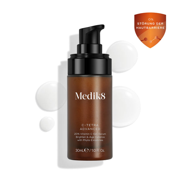 Fles Medik8 C-Tetra Advanced weergegeven op een strakke witte achtergrond met doorschijnende serumdruppels, die de lichte gel-serumtextuur benadrukken.-3