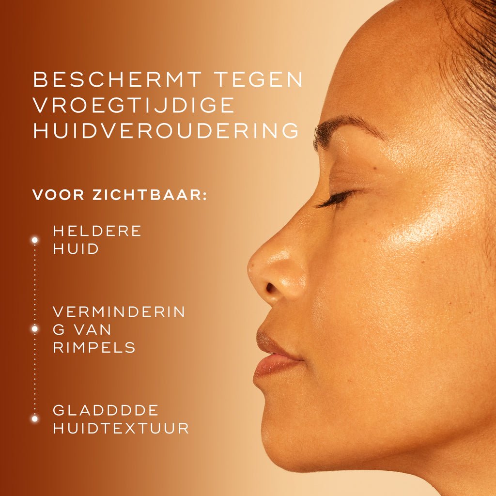 Close-up van een vrouw met een stralende, egale huid, met tekst die benadrukt hoe C-Tetra Advanced beschermt tegen vroegtijdige huidveroudering door de helderheid, rimpels en huidtextuur te verbeteren.
