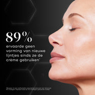 Close-up profiel van het gezicht van een model tegen een zwarte achtergrond met hexagonale graphics. Tekst vermeldt dat 89% aangaf dat er geen nieuwe lijntjes zijn ontstaan sinds ze de crème zijn gaan gebruiken.